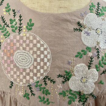 炭桜色の大きなまあるいお花刺繍ワンピースsize100cmの画像