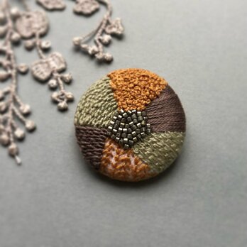 embroidery broachの画像
