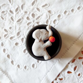 子ゾウの陶土ブローチ（にっこり、りんご）の画像