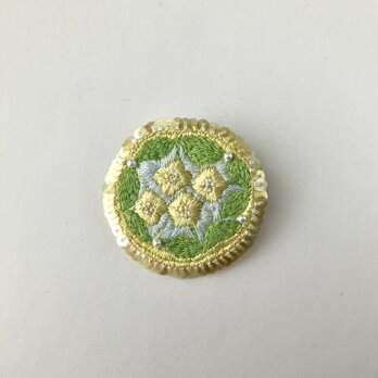 "kiiro no ohana" きらきら春のきいろの刺繍ブローチ