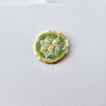 "kiiro no ohana" きらきら春のきいろの刺繍ブローチ