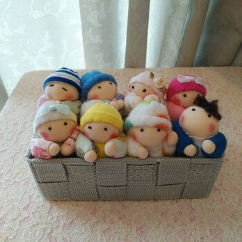 赤ちゃん人形8個（容器付き）の画像