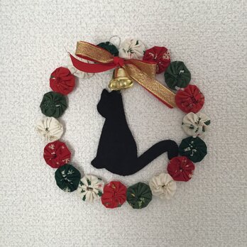 【クリスマスの抽斗】《リースの匣》レッド×ホワイト×グリーン　黒猫おすわりの画像