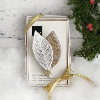 クリスマスオーナメントにもなる葉っぱ刺繍ブローチ(ホワイト×ゴールド)【受注制作】