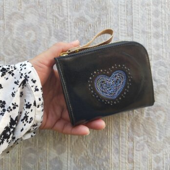 刺繍革財布『HEART』つやBLACK（ヤギ革）コンパクト型二つ折り財布の画像