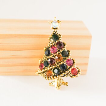 『メリークリスマス・鮮やかな宝石がキラキラな輝いているクリスマスツリーのブローチ』の画像