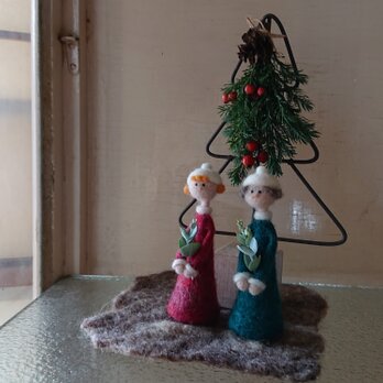 聖歌隊とクリスマスツリーの画像