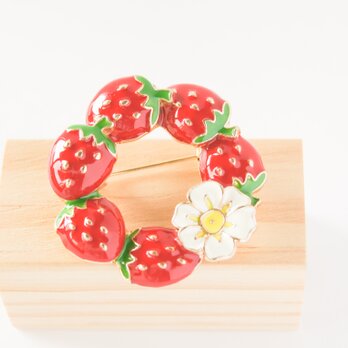 『かわいい苺と白いお花のサークルのブローチ』の画像