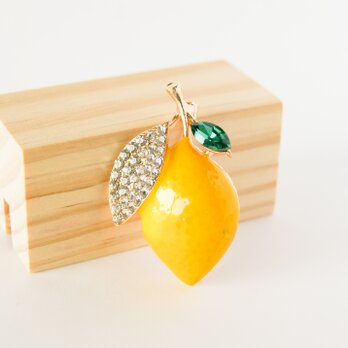 『夏に朝摘みのフレッシュなフルーツ～レモンのブローチ』lemonの画像