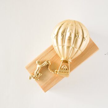 『アンティーク風♡ 舞う熱気球のブローチ 』マットゴールドの画像