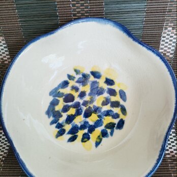 陶器　紺色中鉢　梅の花型の画像