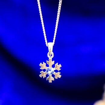 【プレゼントに】雪の結晶ネックレス　サファイアカラー　選べる金具色の画像