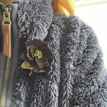 日本の絹糸　草木染め　縫い針で編むお花のブローチ　茶色の画像