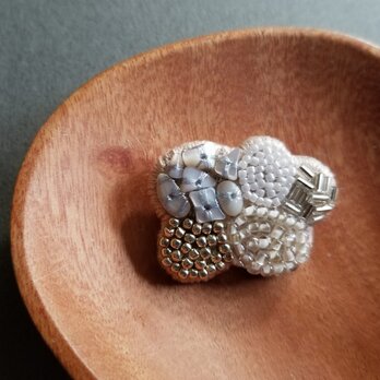ビーズ刺繍のブローチ　雲　ホワイト