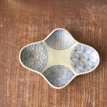 染付足付き四円皿-麻青海波の画像
