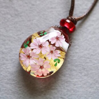 とんぼ玉ガラスペンダント桜重ね　金箔入りの画像