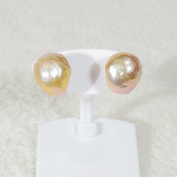 9.5mm本真珠（淡水、有核）のピアス（チタン、シリコン、ナチュラルカラー）の画像