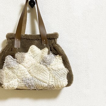 フリーフォーム編み＋ファーのアイボリーかばんの画像