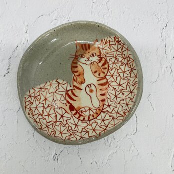 京焼　猫の小皿　赤絵　紅葉と猫の画像