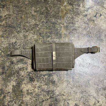 限定生産!! オイルレザーヌバックリザード型押しボディーバッグ（カーキ×金具マットゴールド）