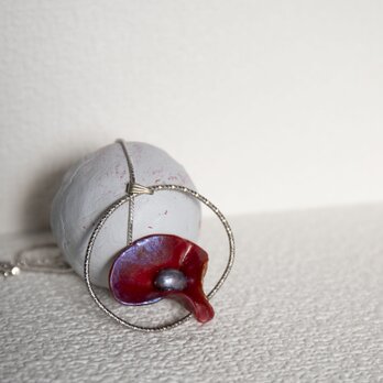 ネックレス｜ Red flower abstract necklaceの画像