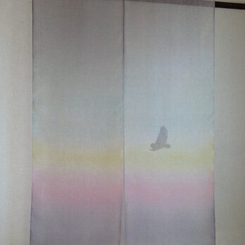 染め暖簾「フクロウ飛翔 夜明け」の画像