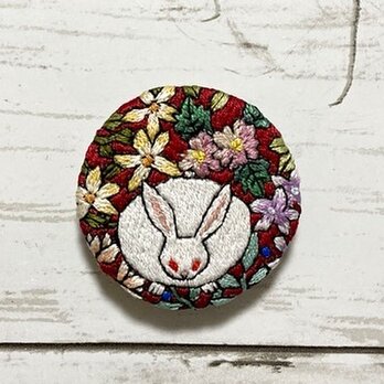 手刺繍オリジナルブローチ＊真向兎の画像