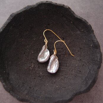 【K14gf】Baby Petal Pearl Earrings／ぺタルパール プチピアス（Gray）の画像