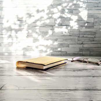 フェルトに手刺繍　ブックカバー　手帳カバー　クリーム色と紫　ピンクのステッチ　