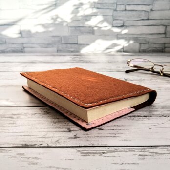 ほっこりブックカバー　手帳カバー　フェルトに手刺繍　茶色と淡いピンク　の画像