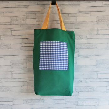ポップな手提げ　緑にチェックのポケット　手刺繍のキリンのワッペン　縦長トートバッグ　リバーシブル