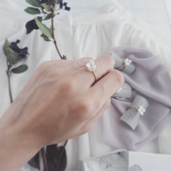 白磁　天草陶花のリング　手許に花を　の画像