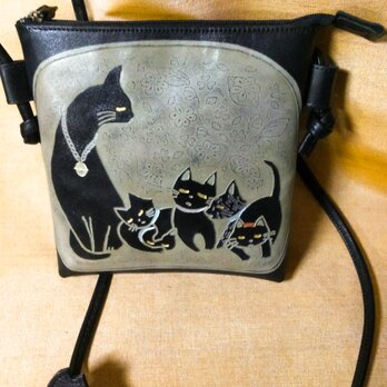catwalk oikawa　猫のデザイン　レザークラフト　スクエアーポシェット　親子猫　黒の画像