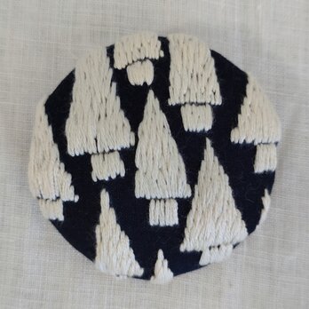 北欧風ホワイトツリーの刺繍ブローチ【hokuo】の画像