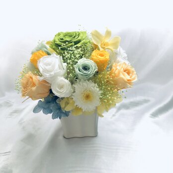 プリザーブドフラワーグリーンローズとデンファレの癒しの花／ 陶器花器アレンジ／フラワーケース付きの画像