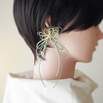 飾り結びかたっぽイヤーカフ「ひびき、陽」（アイボリー×淡緑））| 軽量快適に叶える和風スタイル