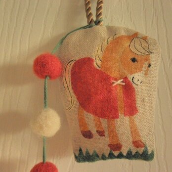 赤いマントの小さな馬のかざりの画像