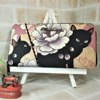 黒猫と牡丹とちょっとストーンの長財布（藤紅色）の画像
