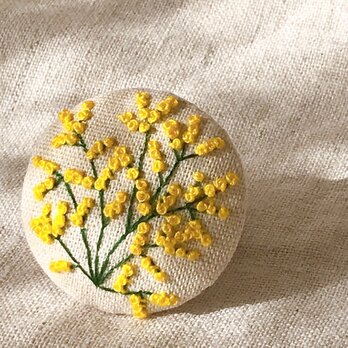 刺繍ブローチ(綿麻)ミモザ くるみボタンの画像