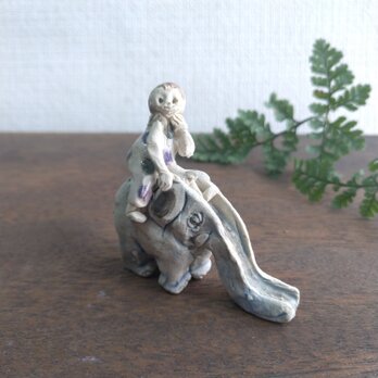 ゾウさん滑り台とちびっこの画像