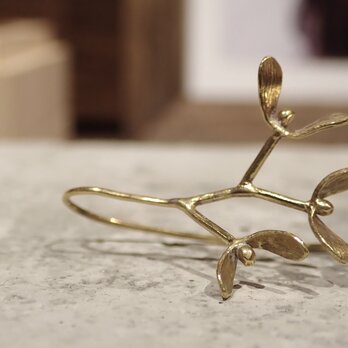 mini Mi-Mistletoe Brass Fook Earringの画像