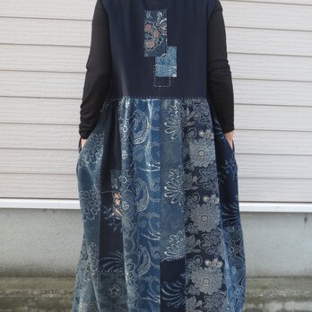 古布リメイク　型染のジャンバースカート　ブローチ付き　藍染　ゆったりサイズ　着物リメイクの画像