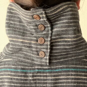 羽織るだけで雰囲気出るケープ風手織り綿ブラウス　ワイドなのに着ると絶妙かっこいい落ち感スパイス　グレイミックス絣グリーンラインの画像