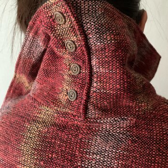 さっと羽織るだけで雰囲気の出るケープ風手織り綿ブラウス　袖なしワイドなのに着ると絶妙のかっこいい落ち感がスパイス　金赤絣の画像