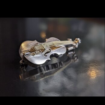 バイオリンシルバーブローチ(弦K18)送料無料の画像