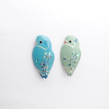 見返りマメルリハインコ桜螺鈿 漆ブローチの画像