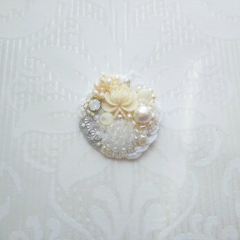 #200  刺繍ブローチ　宝石 白の画像