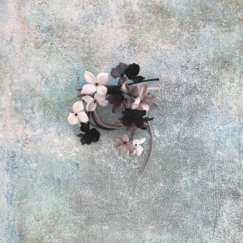 世界に一つ『くるんくるん茎　ーmonotoneー』　suMire-bouquet コサージュの画像
