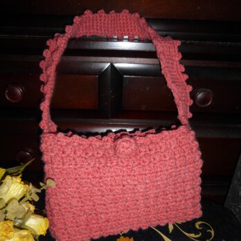 ピンクの手編みのショルダーバッグ