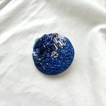 "yorusora"  静かに輝く神秘の夜空の刺繍ブローチの画像